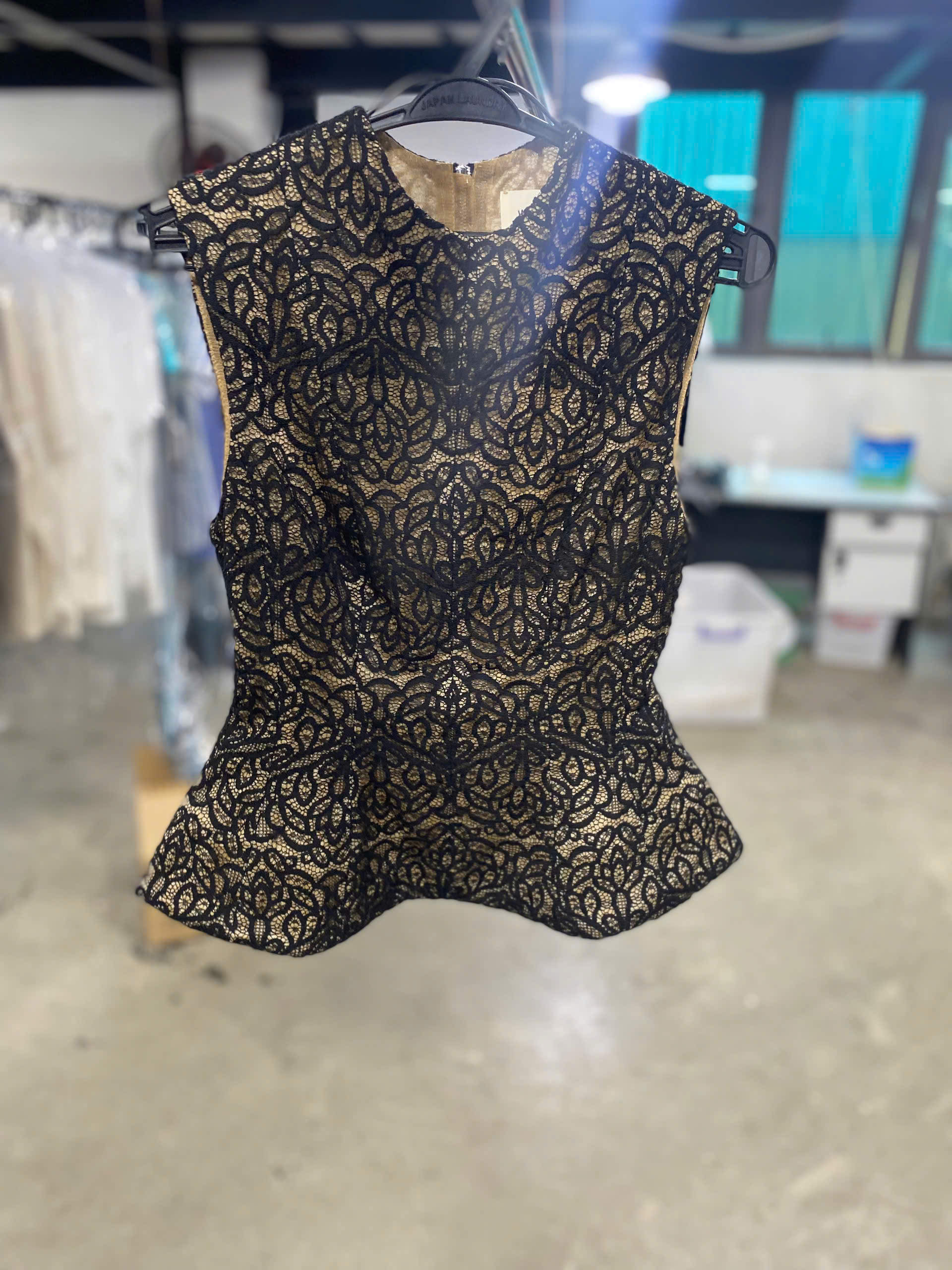 Đồ ren cao cấp, đính đá hoặc có kết cấu phức tạp nên được giặt khô, trong khi đồ ren thông thường hàng ngày hoàn toàn có thể giặt ướt nhẹ nhàng bằng tay.
